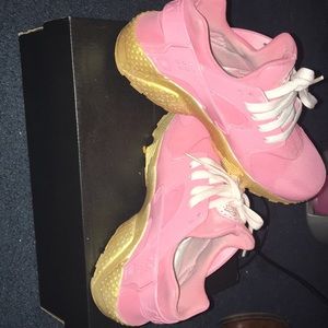 Pink and gold custom Huaraches w/ white speckles no insoles